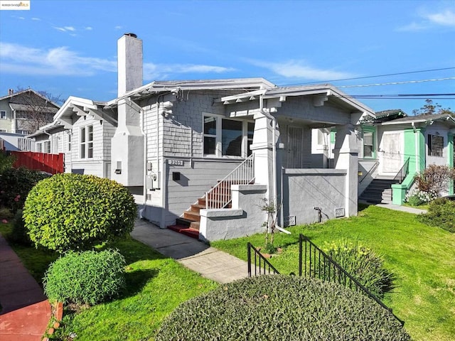 view of front of home featuring a front yard