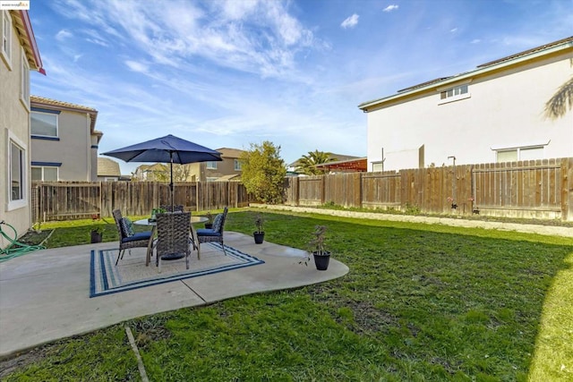 view of yard featuring a patio