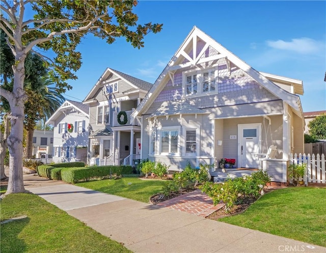 view of front of home featuring a front lawn