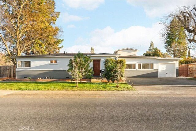 view of front of home featuring a garage and a front yard