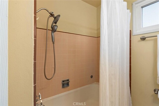 bathroom with shower / bath combo