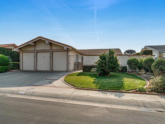 single story home featuring a garage