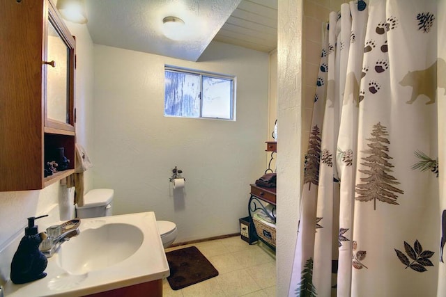 bathroom with a shower with curtain, vanity, and toilet