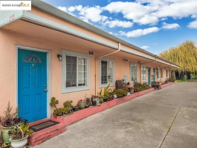 property entrance featuring covered porch