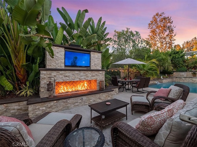 view of patio / terrace featuring an outdoor living space with a fireplace