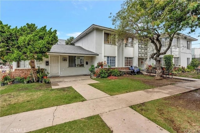 view of front of home featuring a front yard