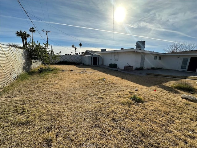view of yard featuring a storage unit