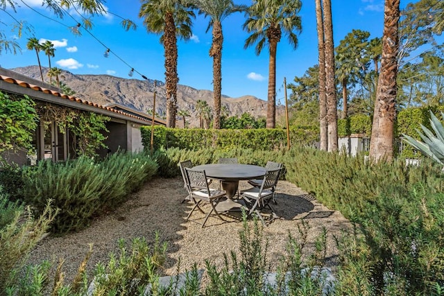 view of yard with a mountain view