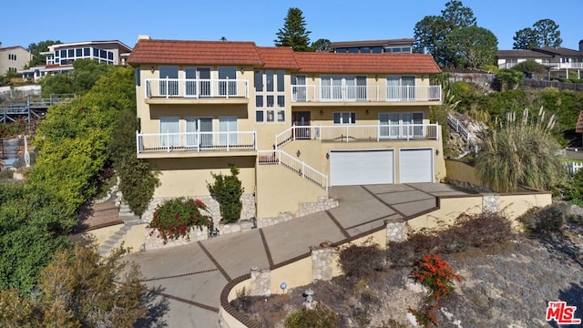 view of front facade with a garage