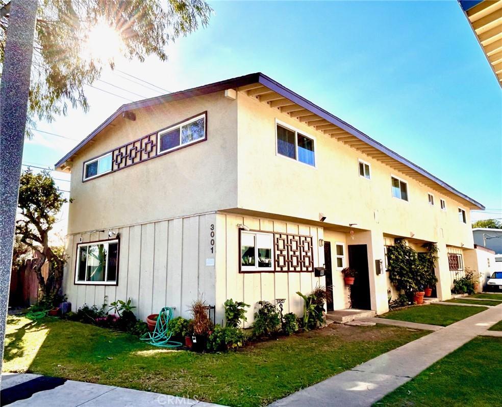 view of front of property featuring a front lawn