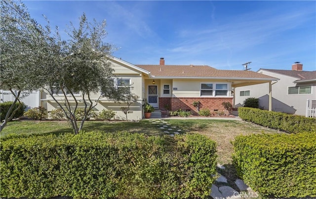 single story home with a front lawn