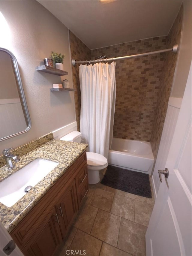 full bathroom featuring shower / tub combo with curtain, vanity, and toilet