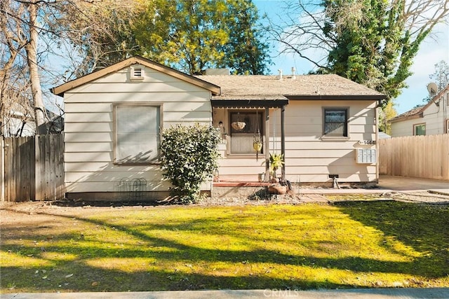 bungalow featuring a front yard