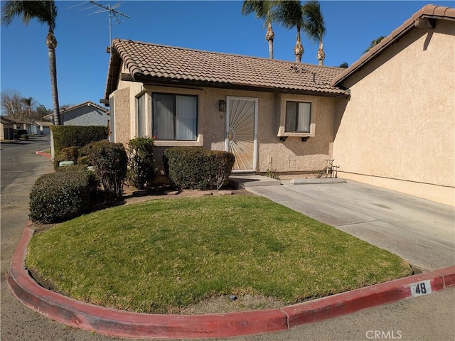 view of front of house featuring a front yard