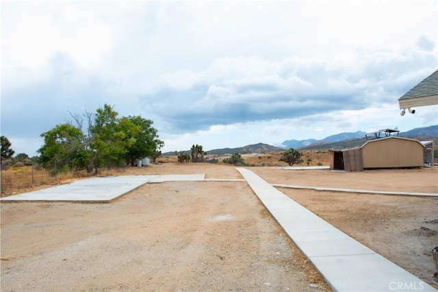 view of yard featuring a mountain view