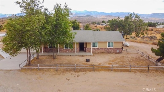 view of front of house featuring a mountain view