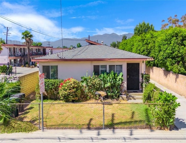 view of front facade featuring a mountain view and a front yard