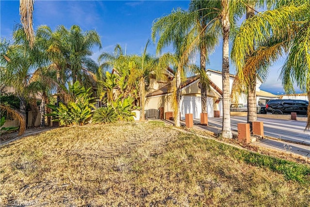 view of side of property featuring a lawn