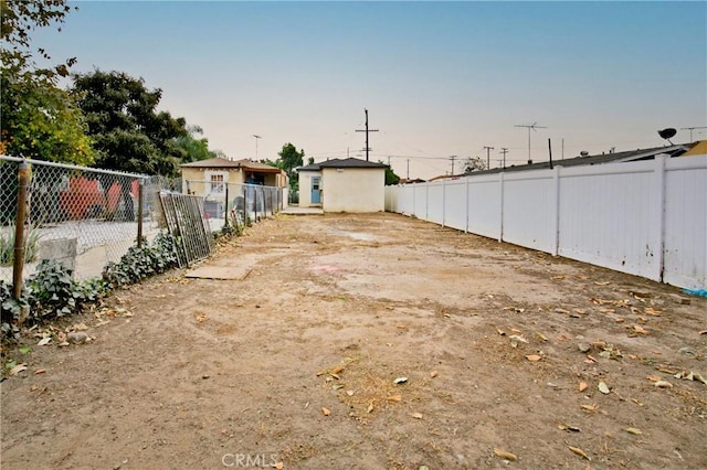 view of yard at dusk