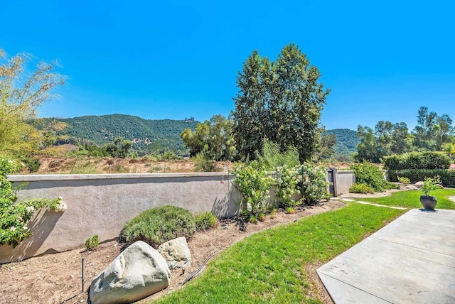 view of yard featuring a mountain view