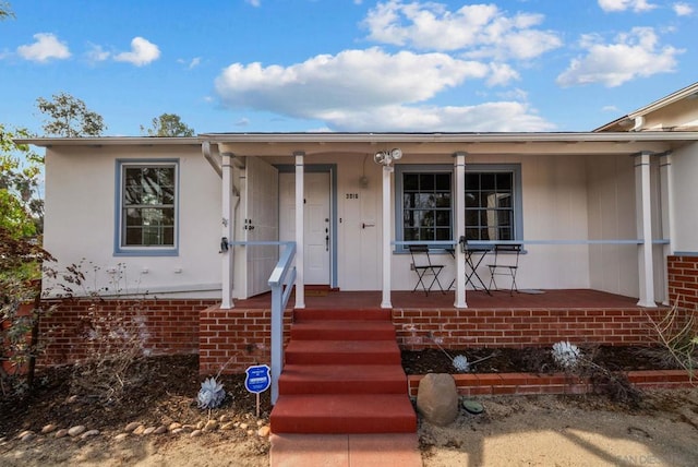 view of front of property featuring covered porch