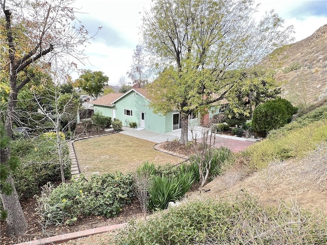 view of yard featuring a mountain view