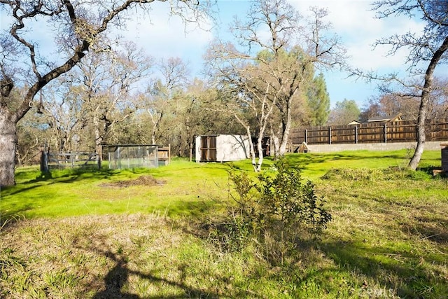 view of yard featuring an outdoor structure