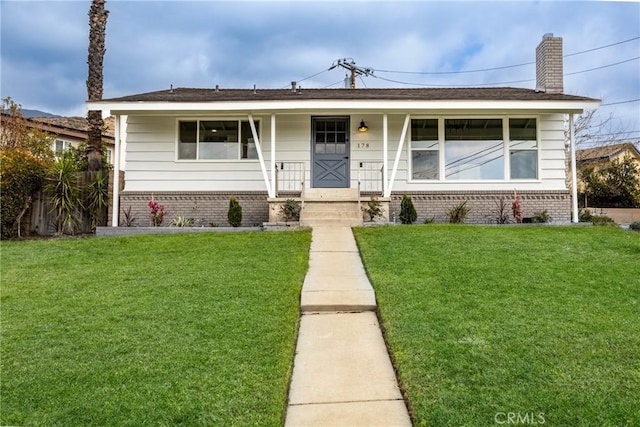 view of front of home featuring a porch and a front lawn