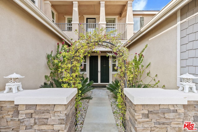 property entrance featuring a balcony