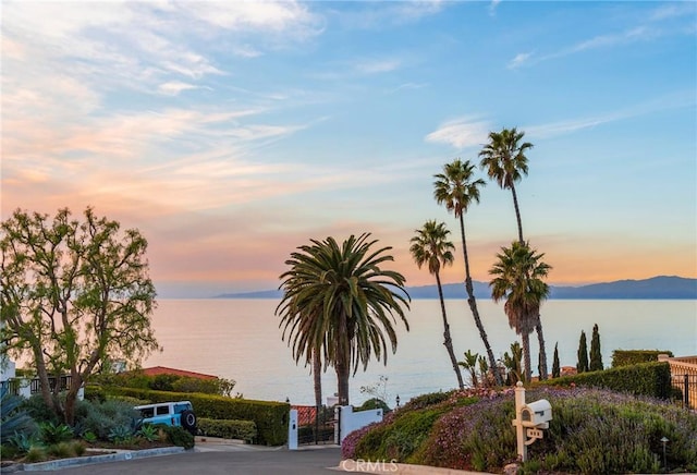 water view with a mountain view