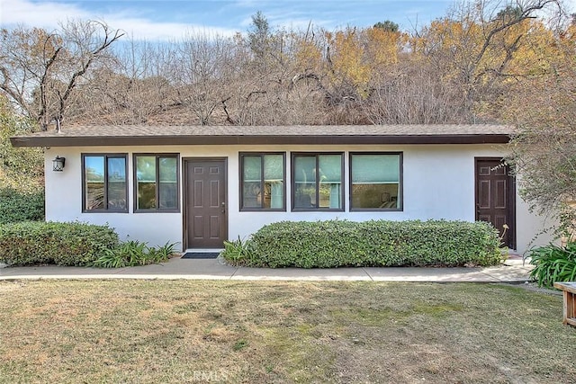 view of front of property featuring a front lawn