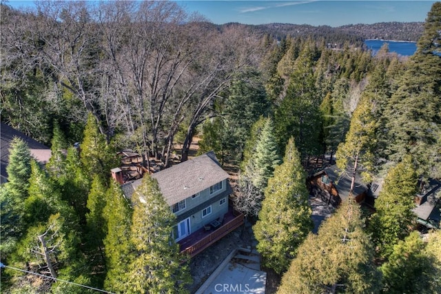 birds eye view of property featuring a forest view