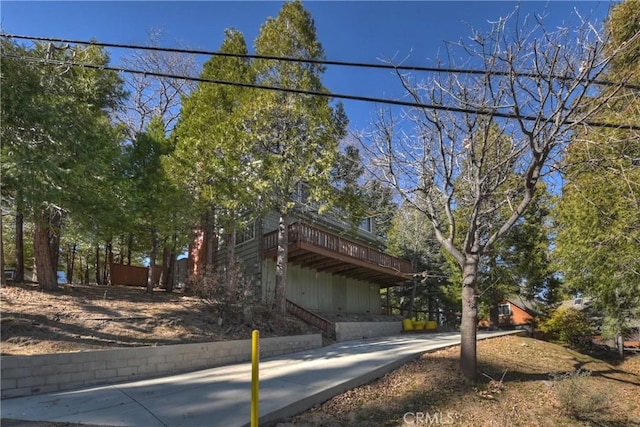 28621 Shenandoah Dr, Lake Arrowhead, CA 92352 - view of front of home with a deck