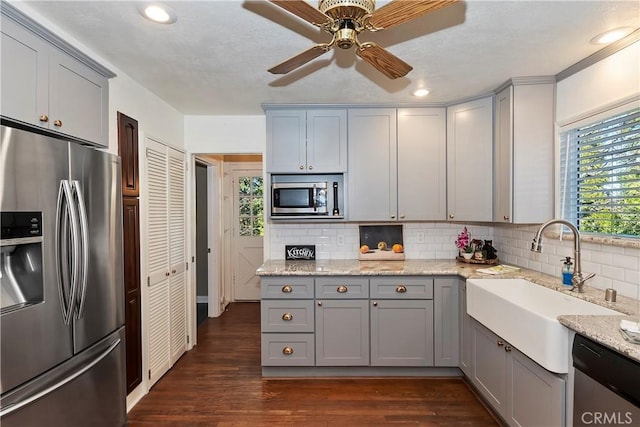 28621 Shenandoah Dr, Lake Arrowhead, CA 92352 - kitchen featuring stainless steel appliances, gray cabinets, tasteful backsplash, and recessed lighting
