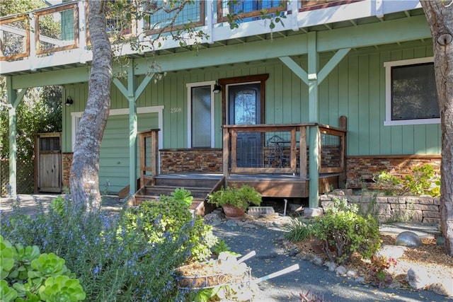 doorway to property with covered porch