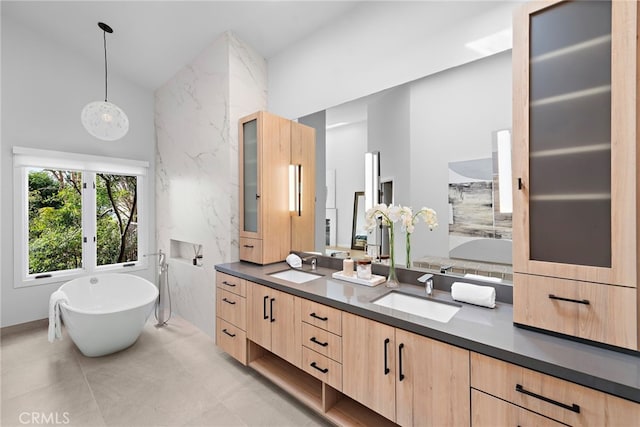 2335 Hillview Dr, Laguna Beach, CA 92651 - full bath featuring a soaking tub and double vanity