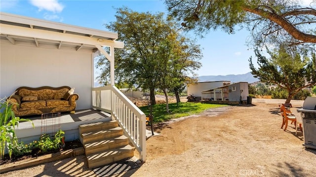 view of yard featuring a mountain view