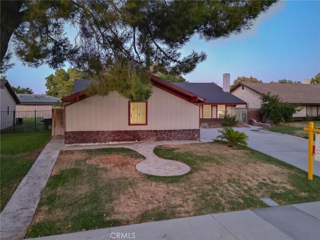 view of front of property with a front lawn