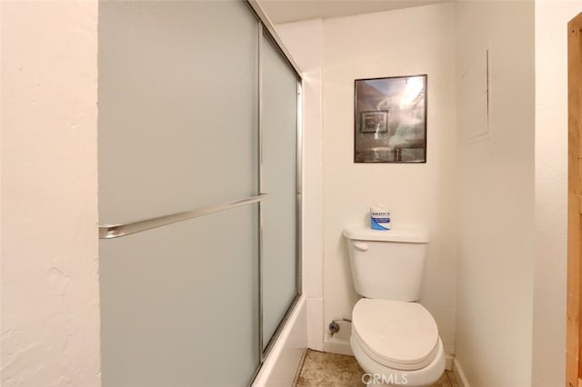 bathroom with combined bath / shower with glass door and toilet