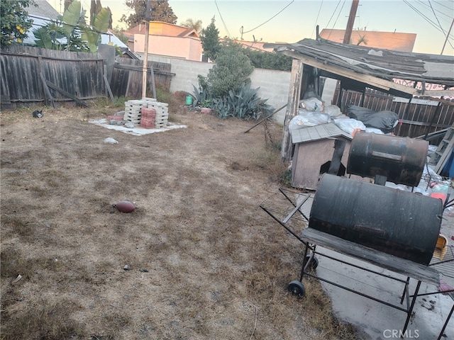 view of yard at dusk