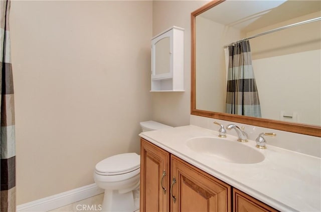 bathroom featuring toilet, curtained shower, baseboards, and vanity