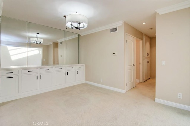 bathroom with a chandelier, ornamental molding, visible vents, and baseboards