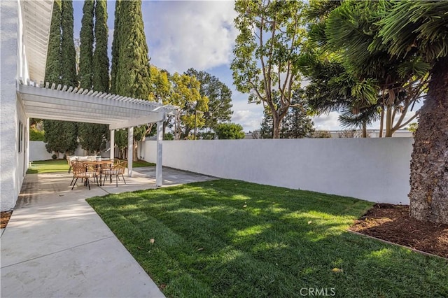 view of yard featuring a patio area and a pergola