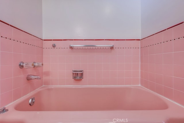 bathroom featuring a washtub