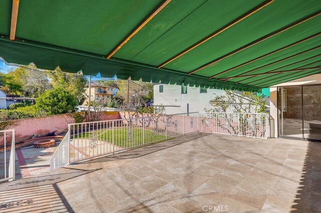 view of patio featuring an outdoor fire pit