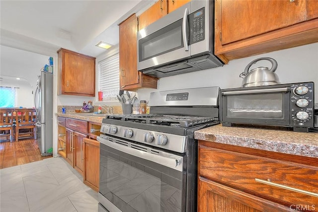 kitchen with sink, plenty of natural light, and stainless steel appliances