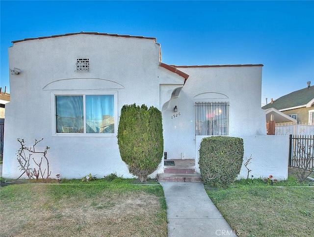 view of front of home featuring a front yard