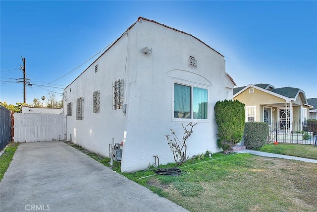 view of front of house featuring a front yard