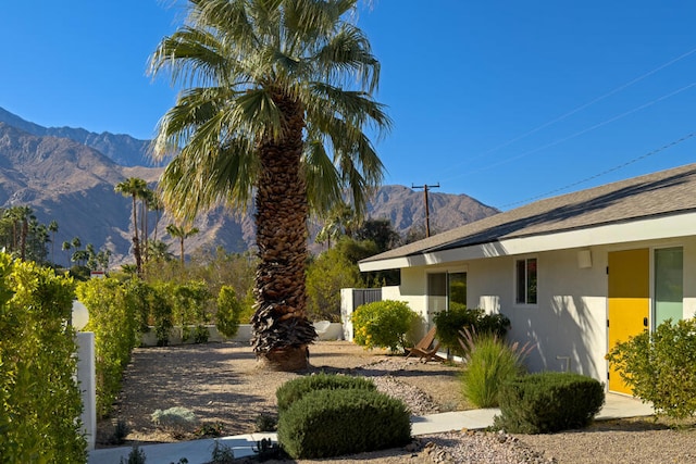 view of yard with a mountain view