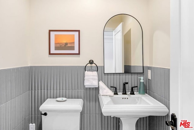 bathroom featuring sink and toilet